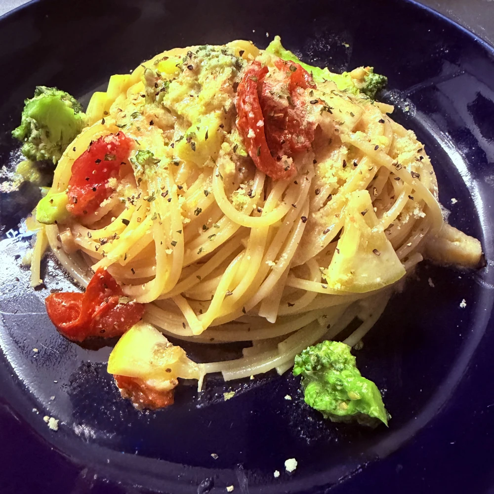 トマトとブロッコリーのレモンクリームパスタ