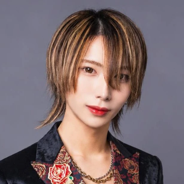 暁カリナ
