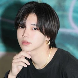 紅麗亜